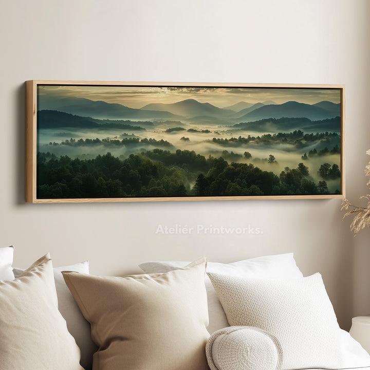 Grote Horizontale Canvas Wanddecoratie met Lijst Mistig Landschap