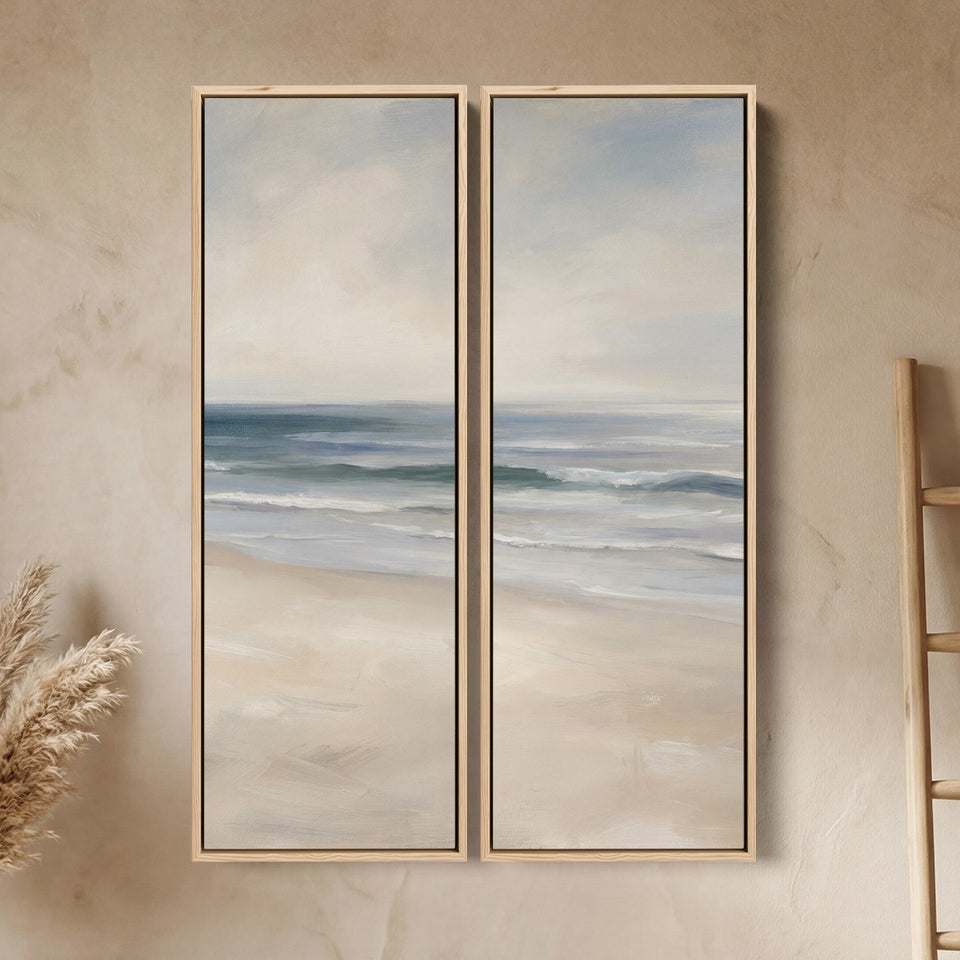 Ensemble de 2 tableaux muraux verticaux et élancés représentant de petites vagues sur une large plage de sable, pour le salon