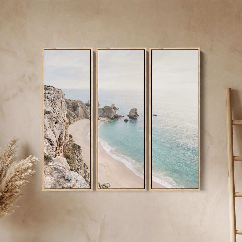 Verticale wanddecoratieset van 3 met uitzicht vanaf een klif op een gebogen baai voor de woonkamer