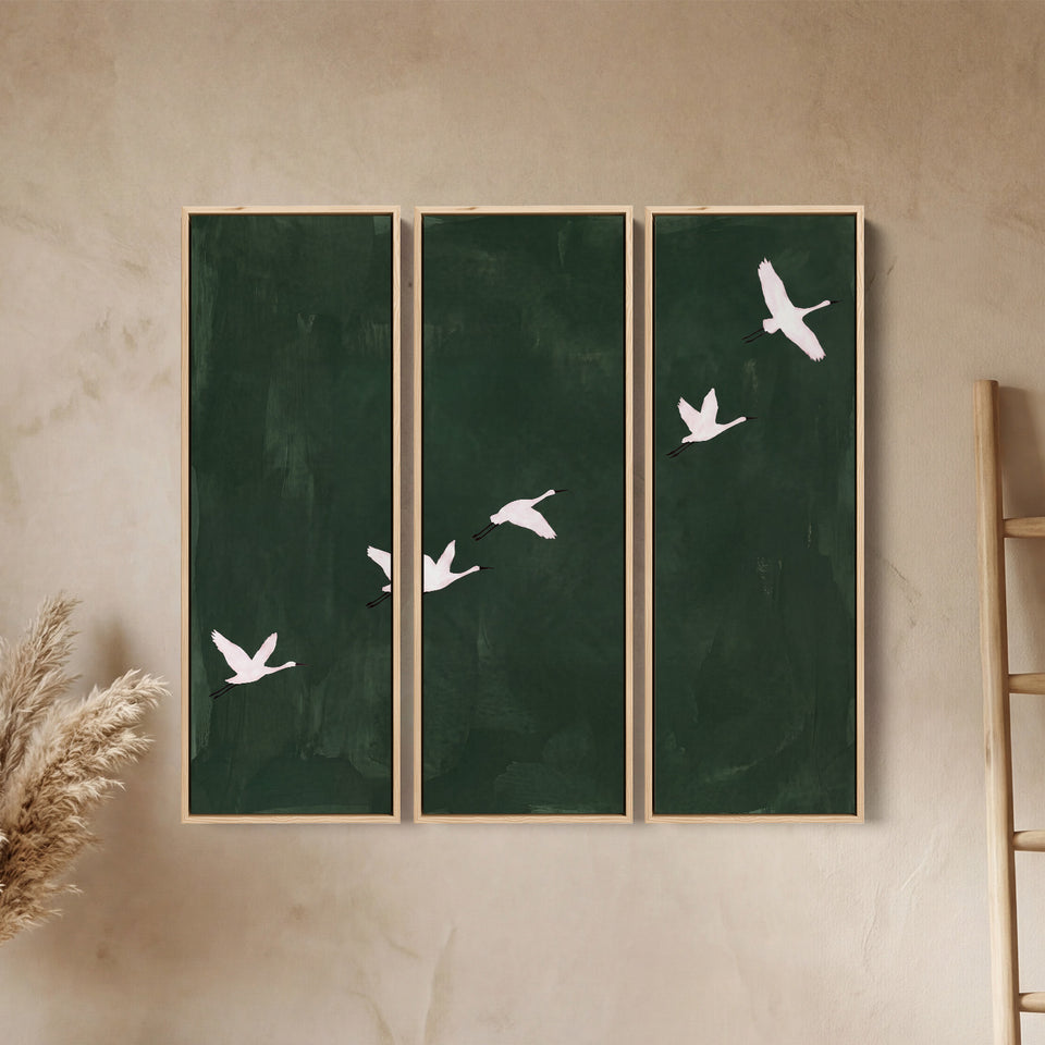 Set van 3 verticale wanddecoraties met vijf vogels die over een diepgroene achtergrond vliegen voor de eetkamer