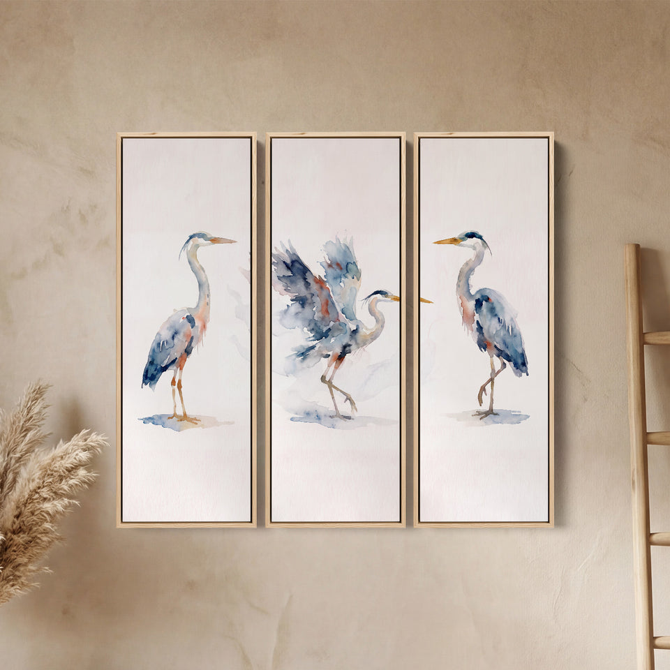 Set van 3 wanddecoraties met drie reigers, waarvan één met opgeheven vleugels, boven een bank in de woonkamer