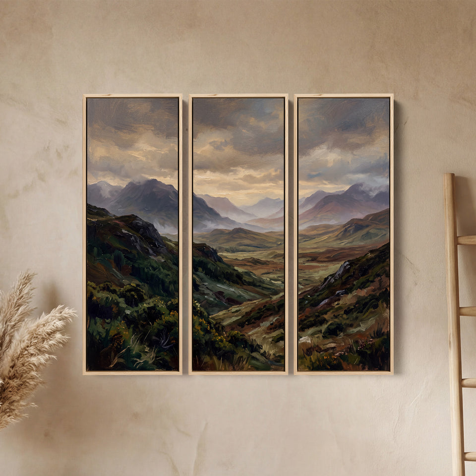 Triptyque mural vertical représentant un vallon des Highlands sous un ciel chargé d’éclaircies pour un bureau