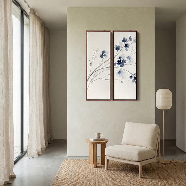 Ensemble de 2 tableaux muraux verticaux représentant une branche fleurie indigo, avec des tiges à l’encre estompée, pour la chambre