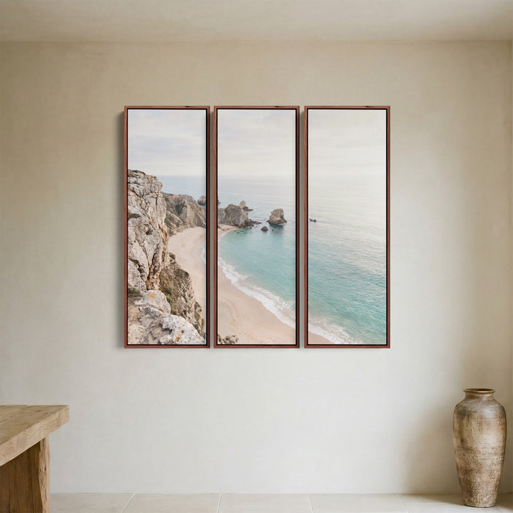 Verticale wanddecoratieset van 3 met uitzicht vanaf een klif op een gebogen baai voor de woonkamer