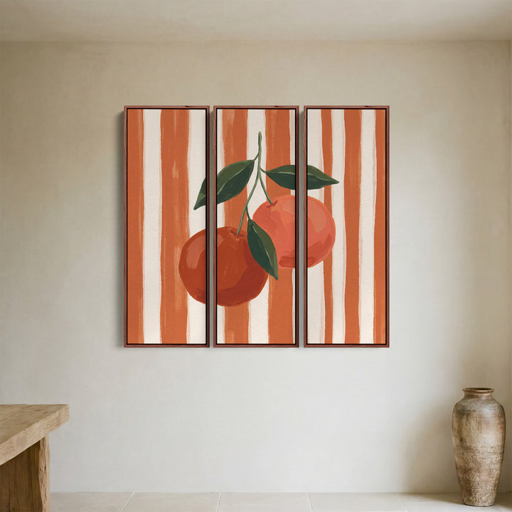 Tableau mural vertical en 3 parties représentant deux oranges sur un fond rayé, pour une cuisine