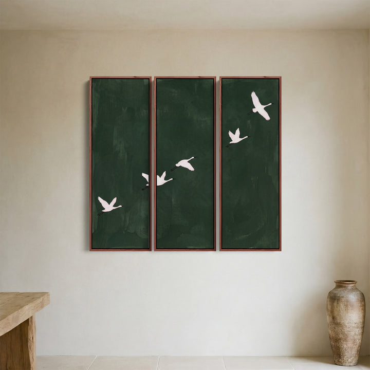 Set van 3 verticale wanddecoraties met vijf vogels die over een diepgroene achtergrond vliegen voor de eetkamer