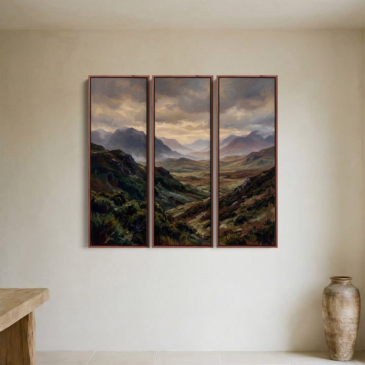 Triptyque mural vertical représentant un vallon des Highlands sous un ciel chargé d’éclaircies pour un bureau