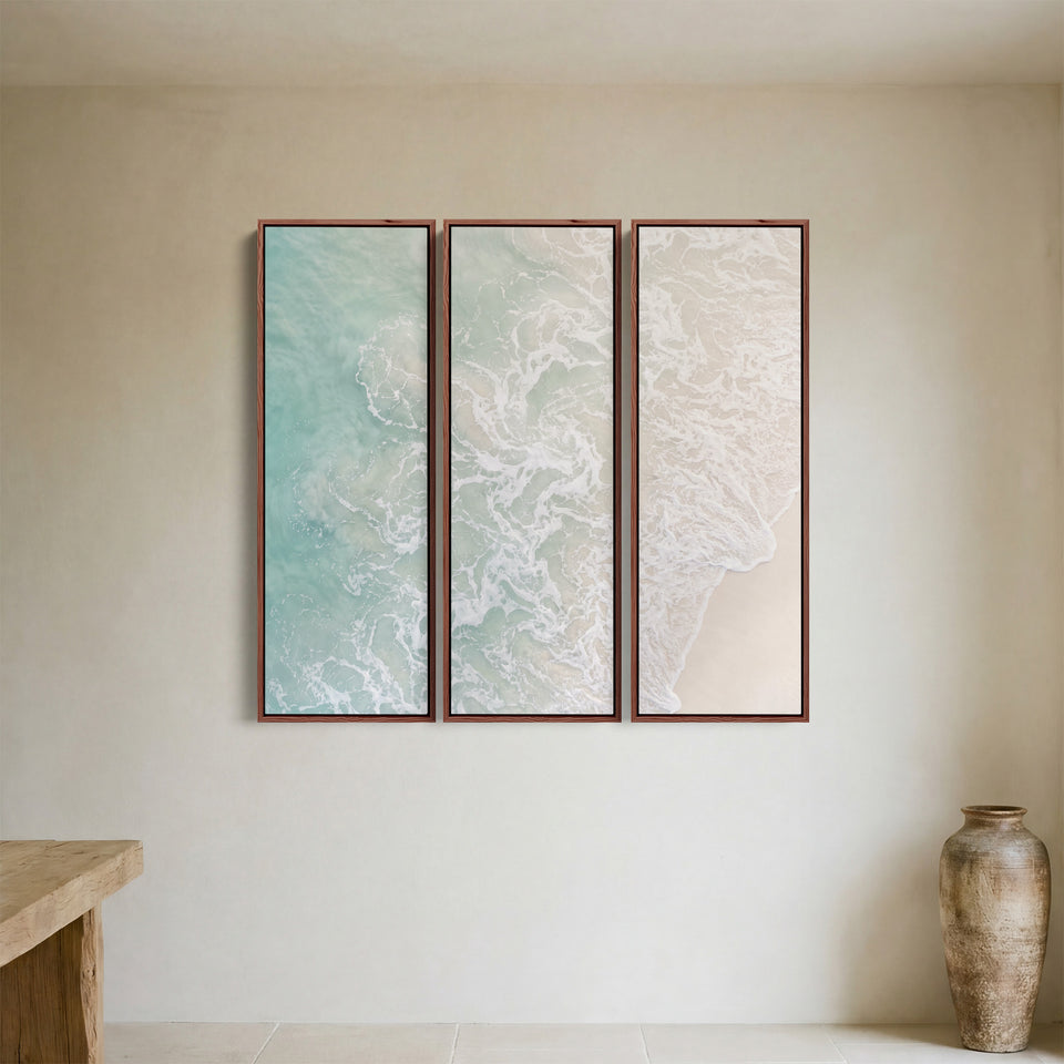 Triptyque mural représentant l’écume blanche de la mer s’étirant sur des eaux peu profondes, pour une salle à manger