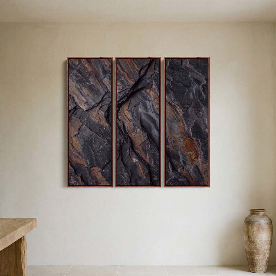 Tableau mural vertical en 3 pièces représentant des veines couleur rouille traversant une roche sombre