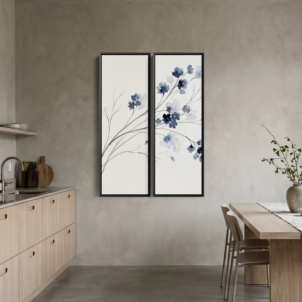 Ensemble de 2 tableaux muraux verticaux représentant une branche fleurie indigo, avec des tiges à l’encre estompée, pour la chambre