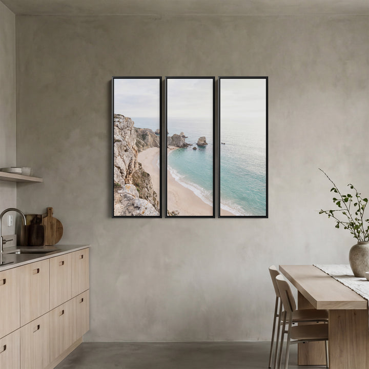 Verticale wanddecoratieset van 3 met uitzicht vanaf een klif op een gebogen baai voor de woonkamer