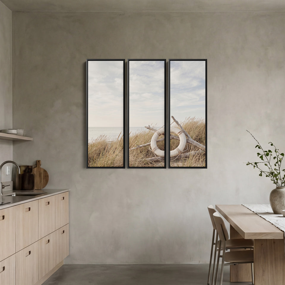 3-teiliges Wandbild-Set mit einem weißen Rettungsring auf Treibholz für ein Schlafzimmer