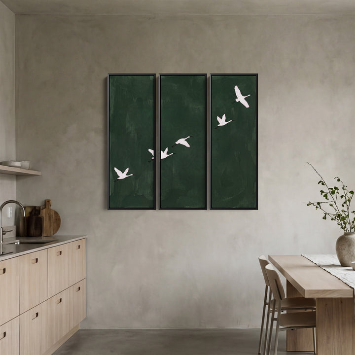 Set van 3 verticale wanddecoraties met vijf vogels die over een diepgroene achtergrond vliegen voor de eetkamer