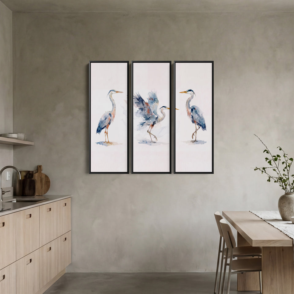 Set van 3 wanddecoraties met drie reigers, waarvan één met opgeheven vleugels, boven een bank in de woonkamer