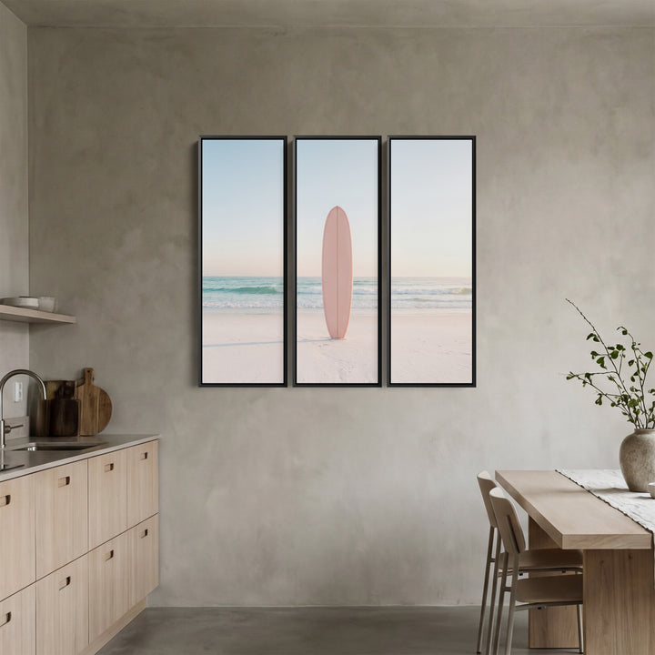 Driedelige wanddecoratie met één roze surfplank in het zand voor de woonkamer