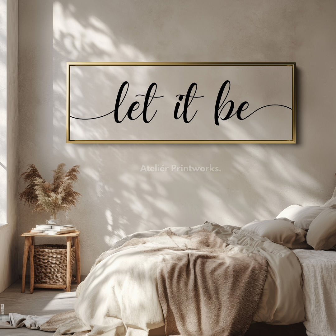Wanddecoratie boven bed in gastenkamer 'Let It Be'