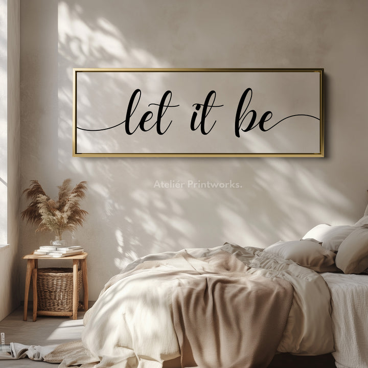 Wanddecoratie boven bed in gastenkamer 'Let It Be'