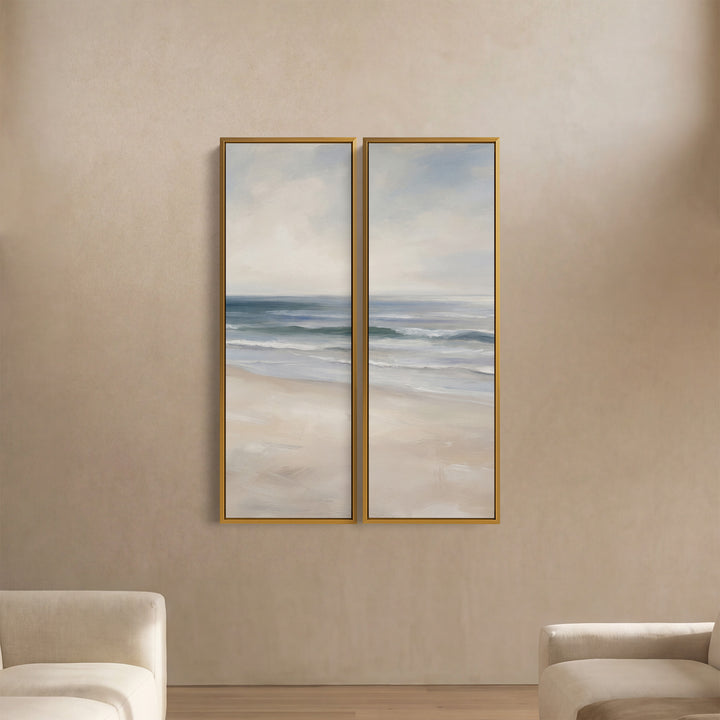 Ensemble de 2 tableaux muraux verticaux et élancés représentant de petites vagues sur une large plage de sable, pour le salon