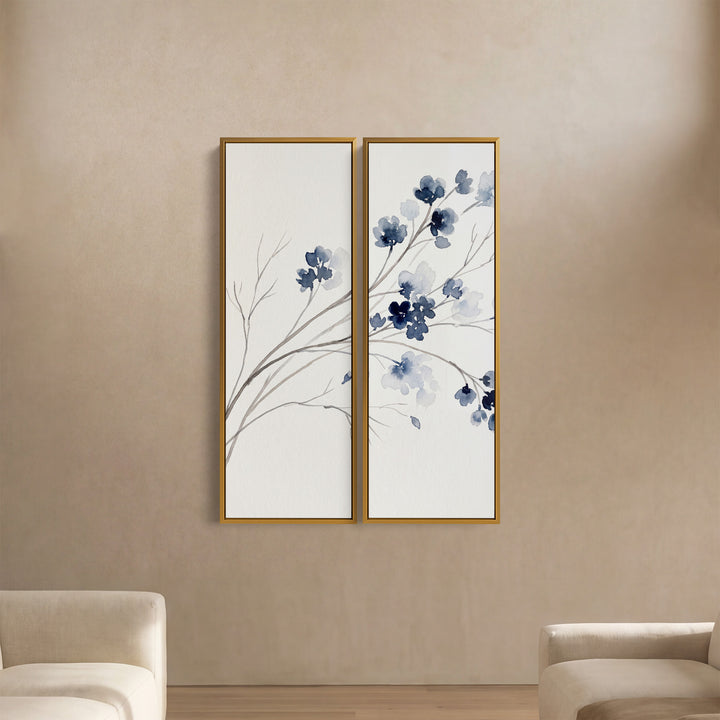 Ensemble de 2 tableaux muraux verticaux représentant une branche fleurie indigo, avec des tiges à l’encre estompée, pour la chambre