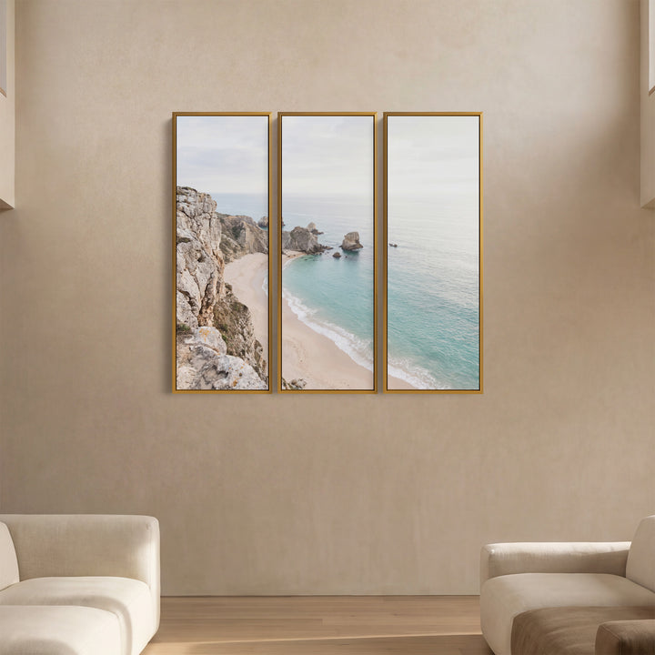 Verticale wanddecoratieset van 3 met uitzicht vanaf een klif op een gebogen baai voor de woonkamer