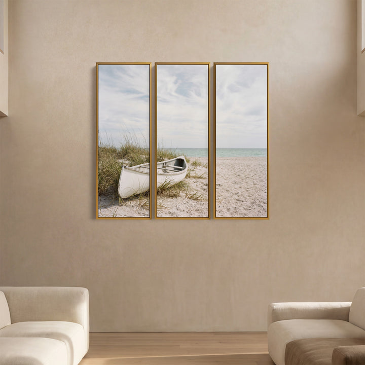 3-teiliges Wandbild mit weißem Ruderboot im Dünengras für das Wohnzimmer