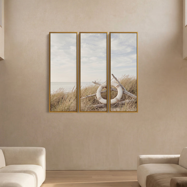 3-teiliges Wandbild-Set mit einem weißen Rettungsring auf Treibholz für ein Schlafzimmer
