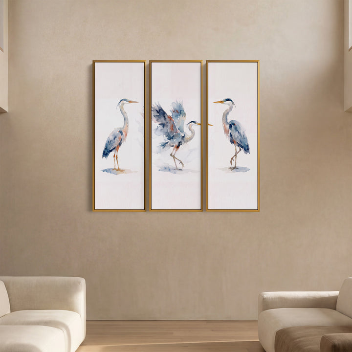 Set van 3 wanddecoraties met drie reigers, waarvan één met opgeheven vleugels, boven een bank in de woonkamer
