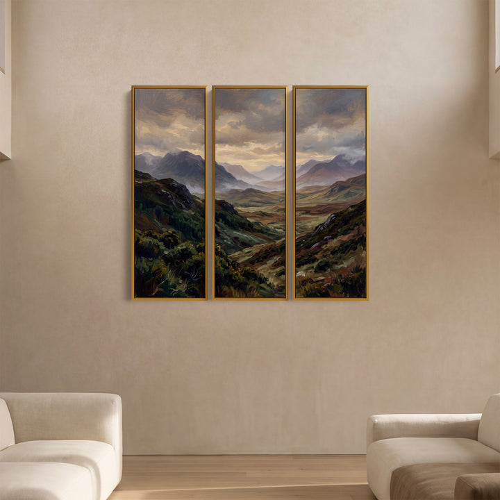 Triptyque mural vertical représentant un vallon des Highlands sous un ciel chargé d’éclaircies pour un bureau