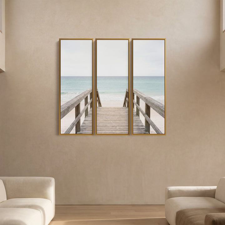 Ensemble vertical de 3 œuvres murales représentant une passerelle bordée de rambardes se terminant au-dessus du rivage, décoration de couloir