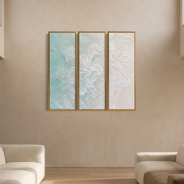 Triptyque mural représentant l’écume blanche de la mer s’étirant sur des eaux peu profondes, pour une salle à manger