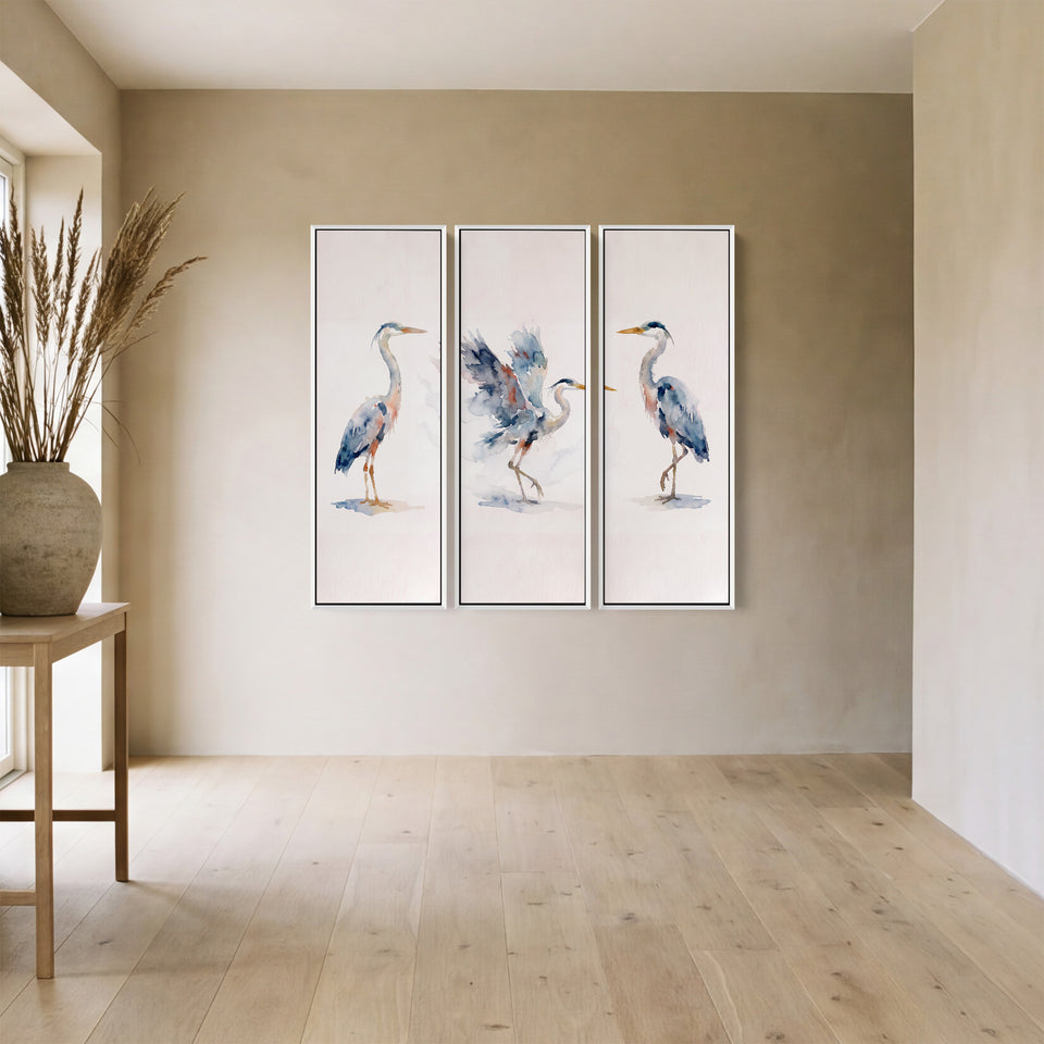 Set van 3 wanddecoraties met drie reigers, waarvan één met opgeheven vleugels, boven een bank in de woonkamer