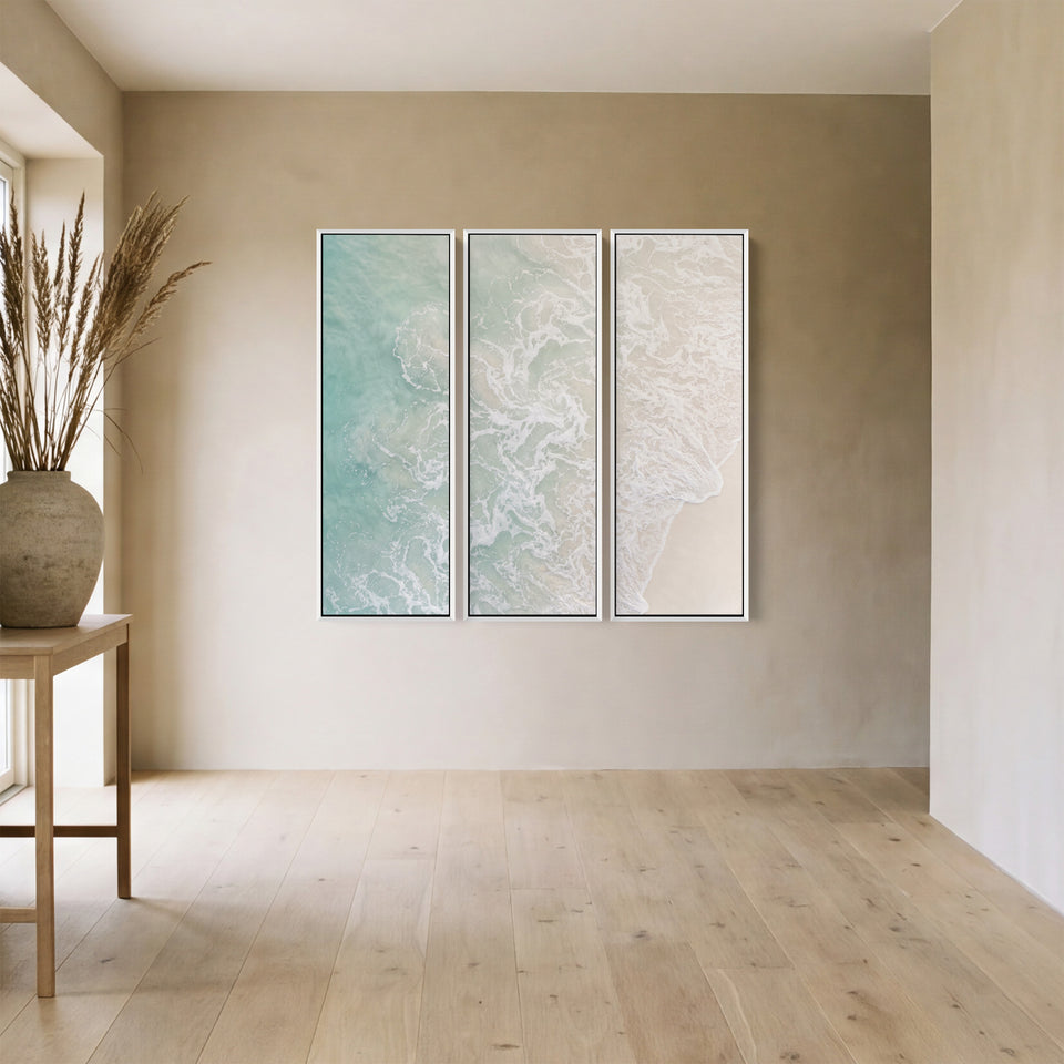 Triptyque mural représentant l’écume blanche de la mer s’étirant sur des eaux peu profondes, pour une salle à manger