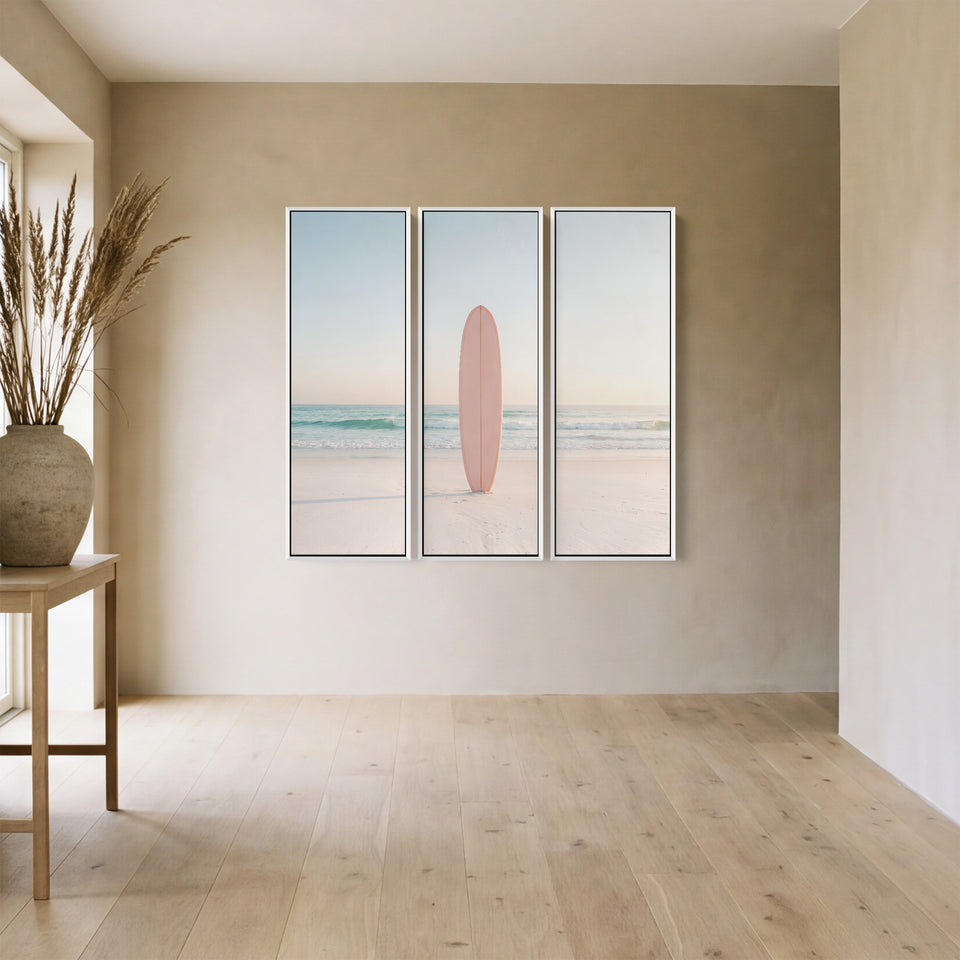 Driedelige wanddecoratie met één roze surfplank in het zand voor de woonkamer