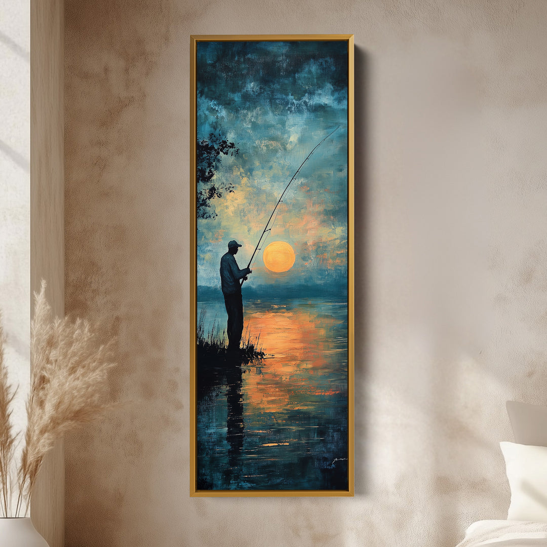 Grande toile murale verticale et étroite représentant un coucher de soleil et un pêcheur.