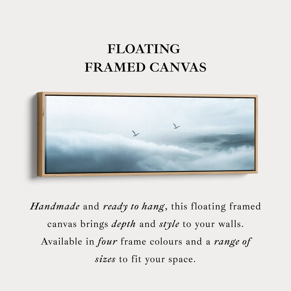 Toile encadrée panoramique minimaliste représentant des nuages, format allongé et étroit.