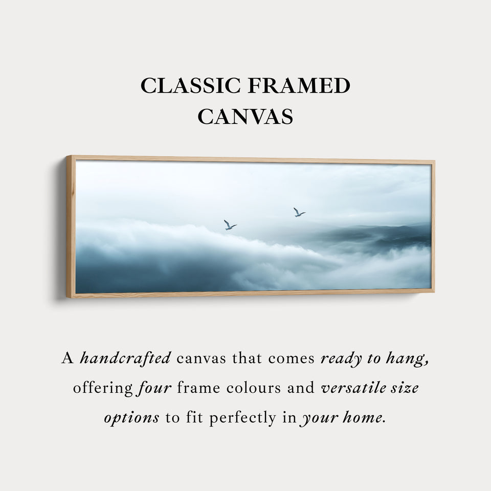 Toile encadrée panoramique minimaliste représentant des nuages, format allongé et étroit.