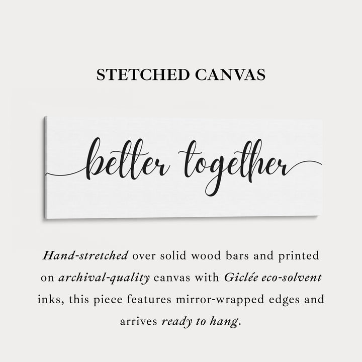 Horizontale lange smalle wanddecoratie boven het bed